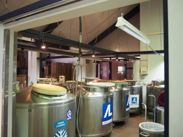Slāpekļa konteineri, kur glabājās sagatavotais bioprodukts.